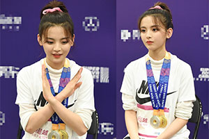 杨超越胸前挂金牌笑容灿烂