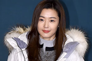 全智贤亮相公益活动优雅登场