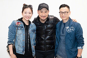 小粉丝上线！杨威晒与歌神张学友合照