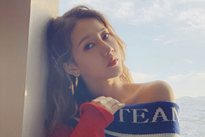 弦子窗前摆POSE大秀香肩