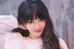 柳岩戴星星耳环亮眼清新甜美