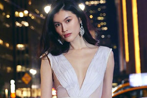 何穗纽约街头拍美照一袭白裙仙气足