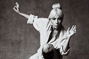 Lady Gaga掐兰花指“耍杂技”