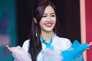 吴宣仪古装造型首秀.穿蓝纱裙仙气十足