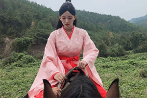 程潇学骑马古装扮相身姿优雅婀娜