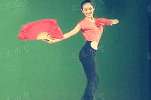 章子怡年轻旧照曝光15岁舞姿妖娆