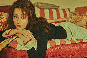 乔欣穿短裙趴沙发俏皮可爱演绎复古风