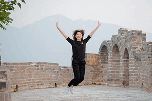 45岁董卿晒登长城近照活力满满气质佳