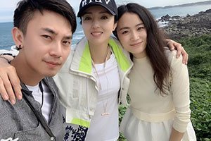 董璇晒照与友人低调出游台北