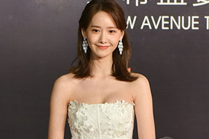 林允儿穿“婚纱”亮相红毯性感撩人