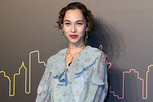 水原希子烈焰红唇性感迷人