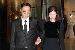 李嘉欣紧牵老公现身公公许世勋葬礼