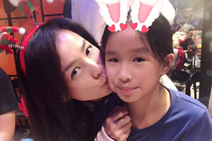 张庭为女儿办温馨生日趴.场面其乐融融