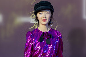 闪！周冬雨穿亮片衣露甜笑