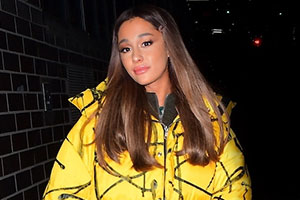 A妹穿黄色棉服妆容精致美腿纤细