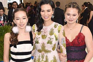 俩混血女儿为邓文迪庆祝50岁生日