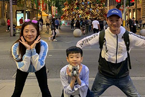 杨威晒一家三口悉尼游玩照幸福甜蜜