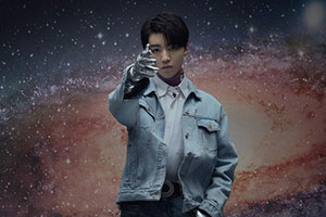 王俊凯科幻造型置身浩渺星空极具未来感