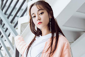 迪丽热巴甜美系运动装扮灵动俏皮