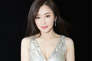 秦岚穿“鱼鳞裙”化身人鱼公主