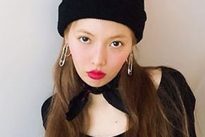 泫雅“零眼妆”近照风格迷幻