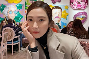 郑秀妍穿西服外套笑容甜美可人