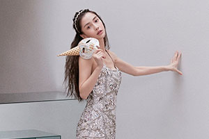 Baby穿吊带鱼尾裙化身鬼马少女