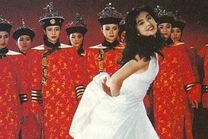 王祖贤昔日在故宫拍广告穿白裙似仙女