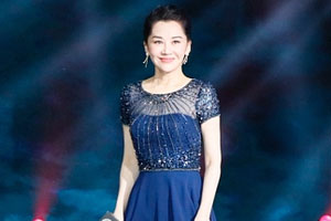 许晴一袭深蓝亮片裙亮相优雅大气