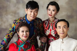 61岁巩汉林罕见全家福曝光