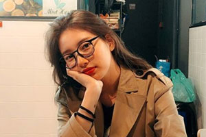 秀智晒近照戴眼镜托腮妩媚动人