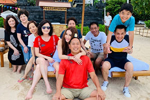 温碧霞晒全家福笑容满面很温馨