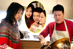 关晓彤素颜出镜拍全家福