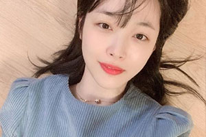 雪莉躺地自拍笑容甜美皮肤光滑细腻