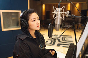 何洁承认生三胎后现身录音棚面色红润