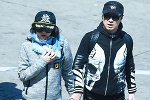 章子怡墨镜遮面获汪峰牵手呵护前行