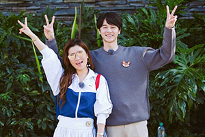 Selina张轩睿戴情侣胸针逛动物园超甜蜜