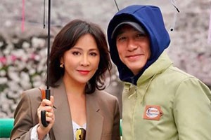 网友偶遇刘嘉玲梁朝伟拍樱花照