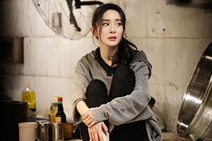 杨幂录节目盘腿坐灶台超豪放