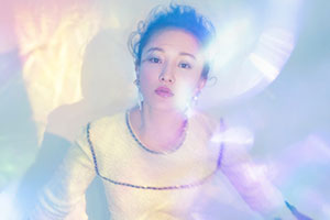 周迅曝春日大片.斑澜光影之中如梦如幻