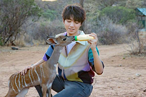 王俊凯肯尼亚喂小鹿.少年与自然超养眼