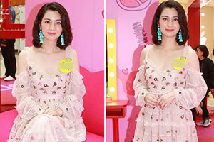 48岁洪欣穿低胸装露事业线