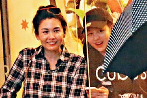 邱淑贞带女儿沈月外出吃饭似姐妹花