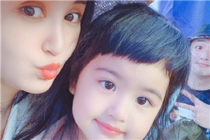 张歆艺嘟嘴合影包贝尔女儿