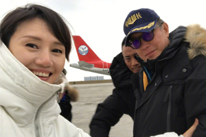 袁泉白羽绒服包裹严实与张涵予合影