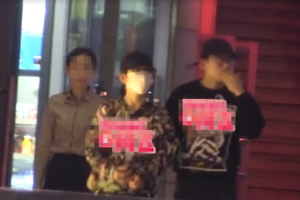 好着呢！谢娜张杰戴情侣帽恩爱同行