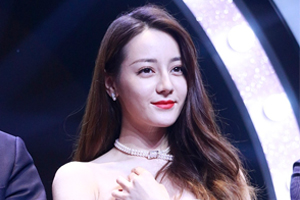 迪丽热巴笑容迷人穿包身鱼尾裙尽显曲线