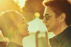 巩俐夫妻同登法国杂志阳光下恩爱牵手对视