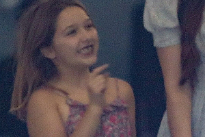 小七穿吊带短裤个性活泼元气满满