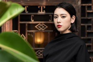 J女郎三吉彩花黑色长袍冷艳红唇摩登十足